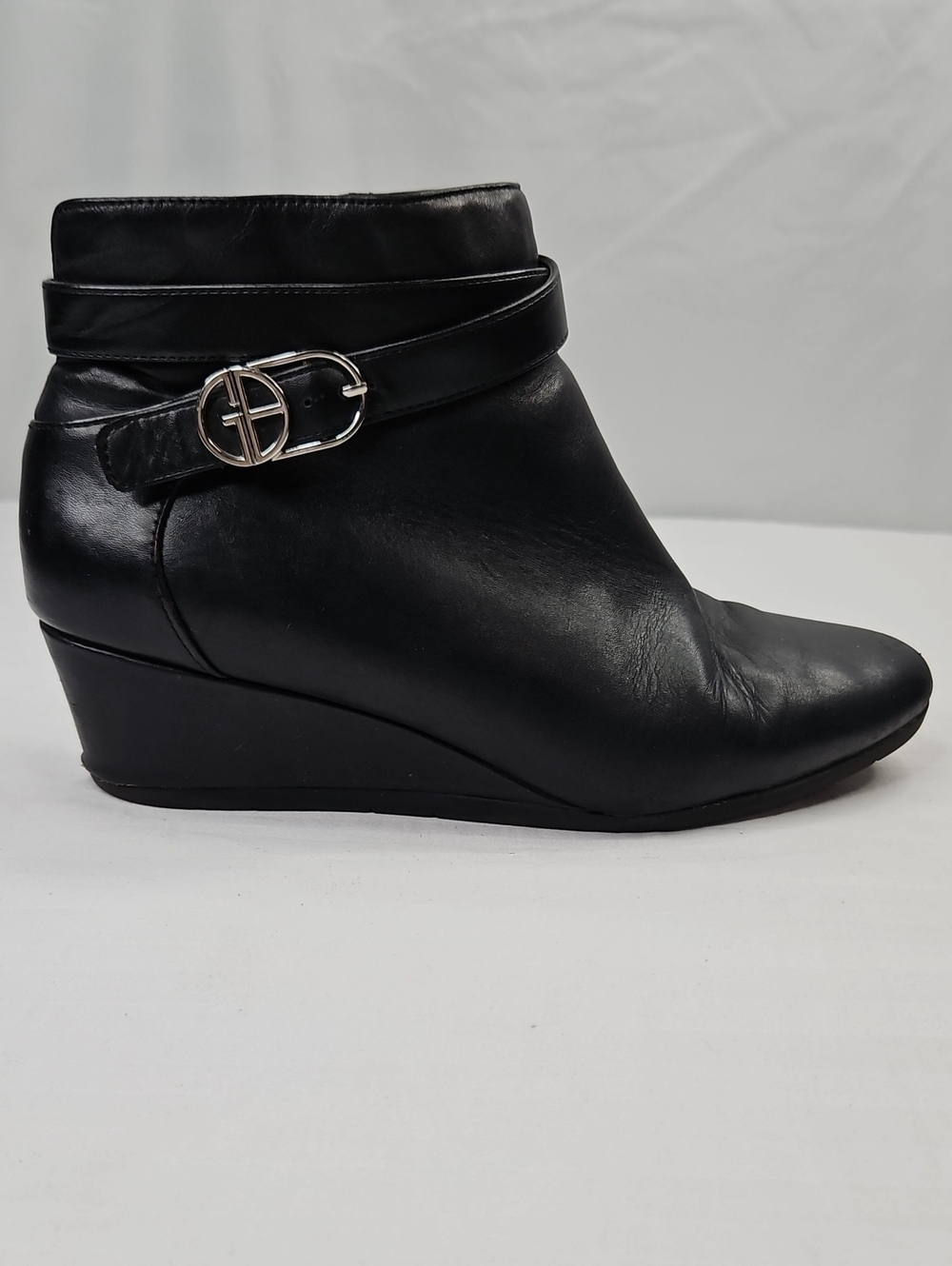 GIANI BERNINI Cherie Wedge Booties in black faux leather & silver buckle Sz 9.5